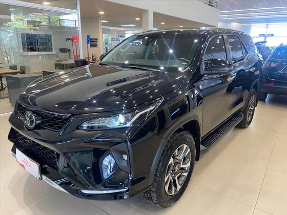 TOYOTA HILUX SW4 2.8 D-4D TURBO DIESEL SRX PLATINUM 4X4 AUTOMÁTICO TOYOTA HILUX SW4 2.8 D-4D TURBO DIESEL SRX PLATINUM 4X4 AUTOMÁTICO
